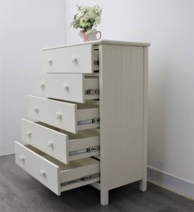 Cómoda Moderna Blanca de 5 Cajones Aravinda de Madera de Caucho para Sala de Estar o Dormitorio con Cubierta Deslizante AR20XW Vietnam P.D.T Furniture - Product Image 3