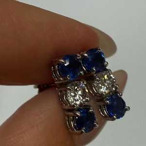 Boucles d'oreilles clous en or 14K et argent 925 avec saphir bleu, moissanite et trio de diamants, 1,84 carats, à tige linéaire, fabrication professionnelle - Product Image 5