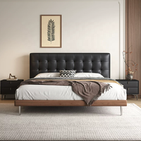 Leicht luxuriöses Hauptschlafzimmer-Doppelbett mit Kiefernholz und weicher Polsterung im modernen minimalistischen Design.