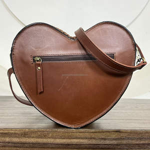 กระเป๋าสะพายคาดลำตัวหนังวัวรูปหัวใจทำมือส่วนบุคคลทำจาก2025กระเป๋าสะพายไหล่ของผู้หญิงดีไซน์เป็นเครื่องมือลายดอกไม้สุดหรูทันสมัย - Product Image 5