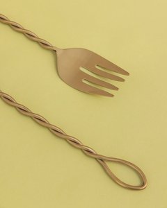 Juego de utensilios de acero inoxidable con mango dorado retorcido para servir ensaladas, utensilios metálicos para servir en el hogar, hotel o mesa. - Product Image 2