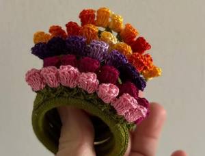 Anillo de Servilleta Floral de Ganchillo: Decoración de Mesa Hecha a Mano con Diseño de Tulipán para Primavera y Regalo de Inauguración de Casa - Product Image 3