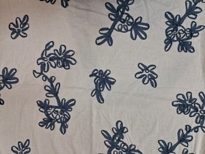 Tissu en coton blanc en gros avec ruban bleu marine foncé brodé et motifs floraux 3D pour vêtements de créateurs - Product Image 2