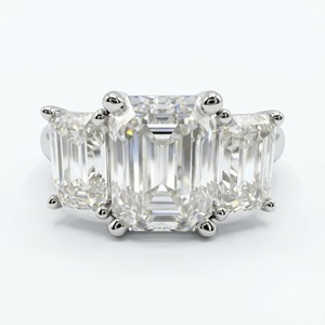 Anillo de Diamantes Cultivados en Laboratorio con Corte Esmeralda de 2.90CTW en Oro Blanco de 9K, Certificado IGI, Anillo de Compromiso de Tres Piedras - Product Image 1