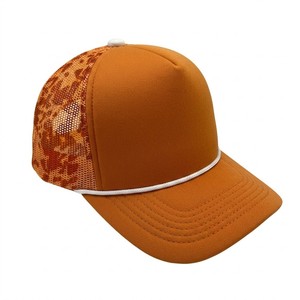 Casquette Trucker en Maille Camouflage Orange Personnalisée, Casquette Snapback 5 Panneaux Respirante et Ajustable, Chapeau de Baseball Décontracté pour l'Extérieur - Product Image 1