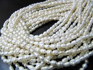 ไข่มุกน้ำจืดธรรมชาติ ขนาด 5-6 มม. รูปทรงข้าวสาร ความยาว 13 นิ้ว - Product Image 1