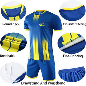 Ensemble de tenue de football pour hommes, maillot et short respirants, coupe confortable, matériau durable pour les longues séances en plein air - Product Image 1