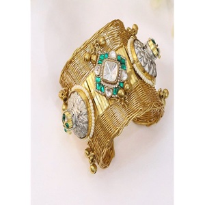 Brillantes y Elegantes Brazaletes Abribles de Moissanita y Kundan con Baño de Oro, Estilo Clásico Antiguo, Juego de Dos Brazaletes para Boda - Product Image 1