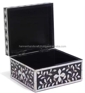 Boîte à bijoux vintage en bois décorative avec incrustations de os - Product Image 3