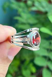 Anillo de granate rojo facetado, plata de ley 925, piedra preciosa ovalada, piedra de nacimiento de enero, joyería artesanal con piedras preciosas para mujer - Product Image 4