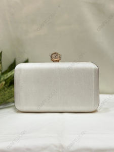 กระเป๋าคลัทช์ปักลายพฤกษศาสตร์สีงาช้างพร้อมตัวล็อคแบบนกสีทอง กระเป๋าถือหรูหราสำหรับงานแต่งงานและงานกลางคืน เหมาะสำหรับเจ้าสาวและร้านค้าปลีก - Product Image 4