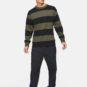 Sudadera holgada con un corte moderno, que combina suavidad y estilo para un look casual y elegante. - Product Image 5