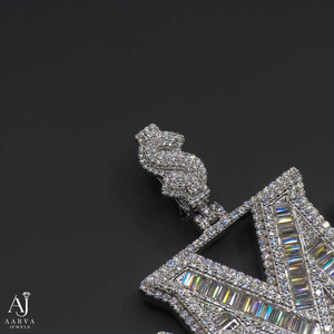 จี้เพชรโมอิสซาไนต์ทรงบาแกตต์แบบฮิปฮอป ตัวอักษรแบบกำหนดเองได้จาก AARVA JEWELS  ทำจากเงินแท้ 925  ประดับเพชรเต็มชิ้น  เหมาะสำหรับผู้ชายและผู้หญิง  ใช้ในงานปาร์ตี้ - Product Image 3