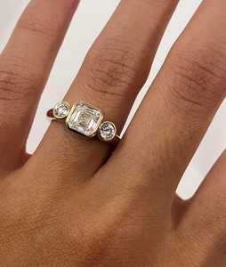 แหวนเพชรทรง Asscher Cut Trilogy สำหรับหมั้นหมาย - เพชรเพาะเลี้ยง 1.82 กะรัต แหวนสามเม็ด - ทองคำแท้หรือเงินแท้ รับรองโดย IGI - Product Image 2