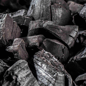 Carbón de madera dura cuidadosamente seleccionado a partir de madera natural, empaquetado para exportación a granel con rendimiento de combustible limpio y de larga duración. - Product Image 2