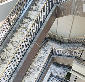 Barandilla de Hierro Forjado Negro Dorado de Primera Calidad con Balaustres Redondos de Latón y Pasamanos de Latón para Diseño de Escaleras de Lujo para Hogares y Hoteles - Product Image 4