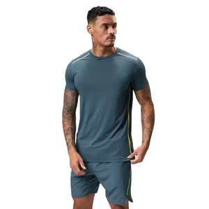 T-shirt de sport pour homme avec logo personnalisé, tissu extensible doux pour les séances d'entraînement - Product Image 1