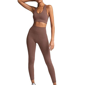 Ensemble de yoga moderne pour femme avec motif uni, logo frontal, tissu léger, taille haute, séchage rapide et respirant pour l'étirement quotidien - Product Image 1