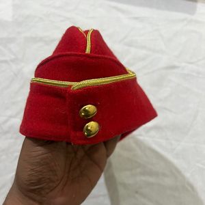 Casquette de garnison rouge des Hussards royaux, modèle Side Hat King, avec une bordure dorée distinctive sur le rebord supérieur. - Product Image 4