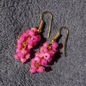 Pendientes de Ópalo Rosa de Etiopía con Cuentas, Oro de 14K, Gema Arcoíris - Product Image 1