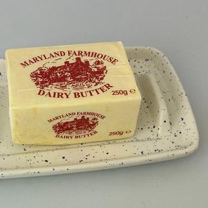 Recipiente para Mantequilla con Acabado Esmaltado y Tapa Deslizante, Bandeja Profunda para Servir, Elegante Plato para Conservar Mantequilla en la Cocina - Product Image 2