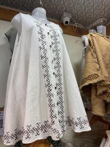 Poncho Kaftan Homme Blanc Cassé avec Imprimé Tribal Marron, Col en V, Cordon de Serrage à Pompons, Haut Ethnique Décontracté – Vente en Gros - Product Image 3