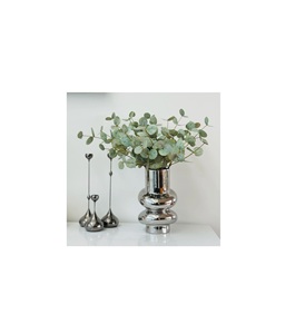 Jarrón de metal ideal para mejorar la estética de la habitación mediante elementos florales decorativos que añaden profundidad visual y textura. - Product Image 5