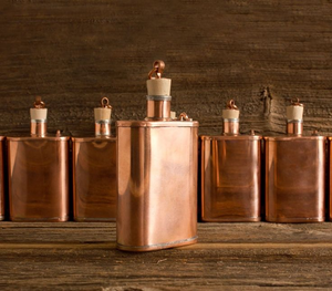 Petaca de Lujo Estilo Americano con Acabado de Cobre Martillado, Material Metálico, Diseño Atractivo y Moderno para Guardar Licores y Vino - Product Image 4