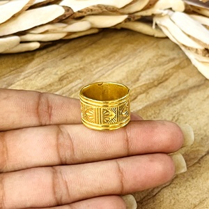 แหวนวงกว้างลายชนเผ่าทองเหลืองชุบทอง 18k สำหรับผู้ชาย ลายเรขาคณิตสลัก แหวนขายส่ง/OEM/ODM - Product Image 2