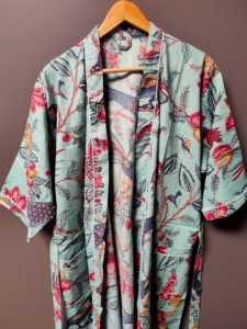 Bata tipo kimono de algodón con estampado floral verde menta – Estilo bohemio, larga, abierta por delante, con lazo en la cintura - Product Image 4