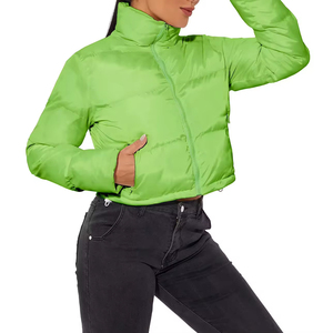 Veste d'hiver matelassée courte pour femme, imperméable et respirante, en toile tricotée, avec logo frontal et col, rembourrage 100% polyester - Product Image 3