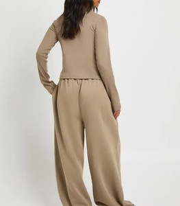Conjunto de Sudadera con Cuello Redondo y Pantalones Deportivos para Mujer, Ropa Casual, Fabricante de Ropa al por Mayor con Logotipo Personalizado OEM/ODM - Product Image 2