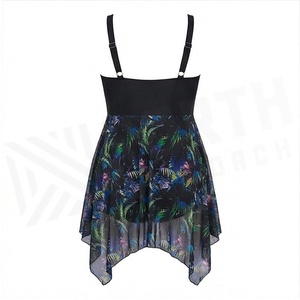 Maillot de bain une pièce noir pour femme avec imprimé tropical, jupe asymétrique en mousseline et corsage froncé - Product Image 2