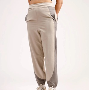 Pantalon de jogging ample et surdimensionné en molleton français pour femme avec logo personnalisé, 100 % coton épais, style hip-hop, idéal pour le sport et la gym - Product Image 3