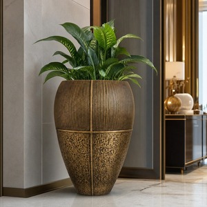 Vase de table en aluminium de style nordique contemporain, fait main avec un design texturé, écologique, résistant à l'eau, pour la décoration moderne de la maison - Product Image 1