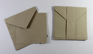 Carte personnalisée avec bordure festonnée 250 g/m², avec enveloppe assortie, papier recyclé fait main à partir de fibres de coton - Product Image 4