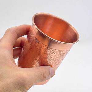 Gobelet à boire artisanal en cuivre avec gravure florale ornée, tasse à eau traditionnelle en métal pour la maison, les restaurants et les cadeaux - Product Image 4