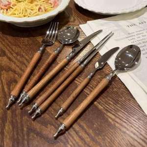 Juego de cubiertos de 6 piezas de acero inoxidable con acabado espejo y mangos de madera: cucharas, tenedores, cuchillos y palillos. - Product Image 1