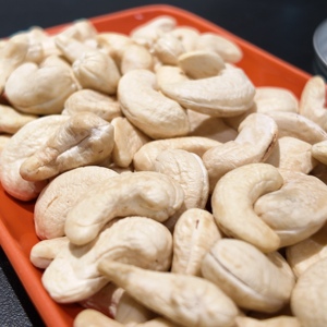 Best Selling African W320 Cashew Kernels Premium Cashew <b>Nuts</b> for Bulk Supply Retail Distribution and Food Service Industry - Product Image 2