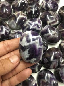 Piedra de Palma de Amatista Natural Tallada Estilo Chevron de Calidad Premium al por Mayor para Meditación Reiki y Feng Shui - Product Image 5