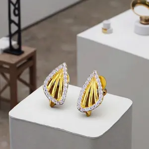 Boucles d'oreilles géométriques en or rose 18 carats avec diamants pour femmes, bijoux de créateur modernes pour les soirées - Product Image 3