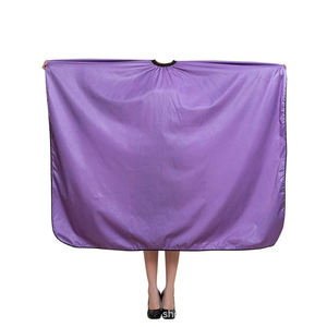 Capes de salon de coiffure personnalisées de haute qualité en polyester/nylon, écologiques et résistantes à l'eau - Product Image 1