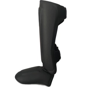 Protège-tibias en néoprène pour adultes, noirs avec rayures rouges, équipement de protection léger à enfiler pour les sports toutes saisons - Product Image 5