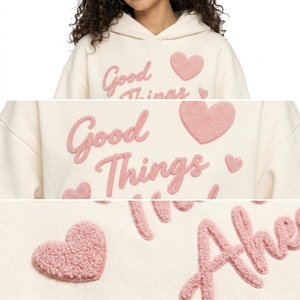 Sweats à capuche tendance pour femmes avec impression en relief de qualité supérieure, tissu confortable, graphismes 3D distinctifs et un style streetwear élégant. - Product Image 5