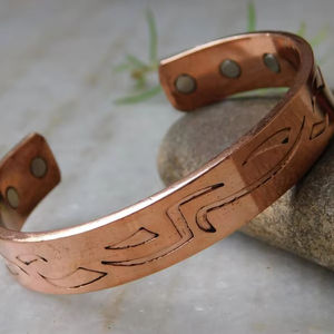 Bracelet jonc magnétique unisexe en cuivre martelé, fait main en cuivre naturel pur, tendance, doré, pour fêtes et cadeaux - Product Image 1