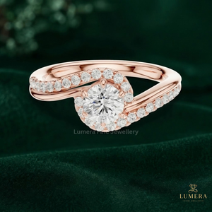 Anillo solitario de lujo con corte redondo, banda trenzada con diamantes pavé, engaste clásico de seis puntas, anillo personalizado para dama de honor - Product Image 2