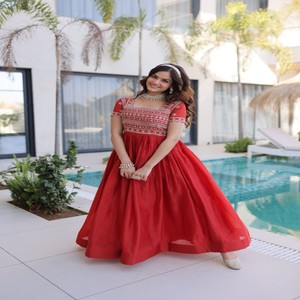 Vestido de Diseñador VASTRA COTTAGE con Lentejuelas, Bordado Zari, Cuello Cuadrado, Algodón, Forro Completo, Vestido Largo de Fiesta para Mujer - Product Image 4