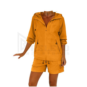 Conjunto Cortavientos Ligero con Capucha para Mujer Relevo Custom, Chaqueta con Cremallera Completa y Pantalones Cortos Cargo, Transpirable y de Secado Rápido - Product Image 1