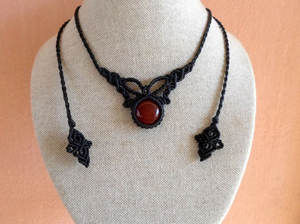 Collar de Macramé Hecho a Mano con Colgante de Cornalina, Piedra Natural, Cordón Negro Ajustable, Joyería Curativa - Product Image 4