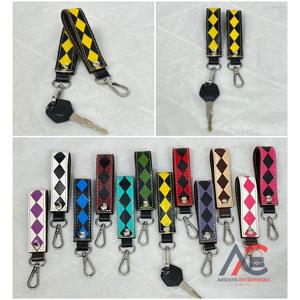 Porte-clés personnalisé en cuir véritable à carreaux, durable et de qualité supérieure, avec mousqueton métallique design, fournisseur OEM sur mesure, vente en gros - Product Image 1